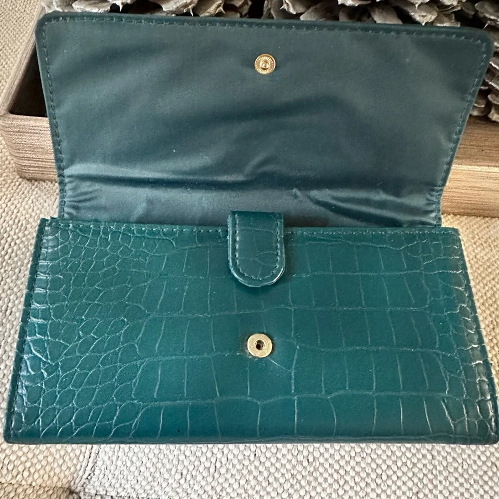 Time & Tru Piper Clutch Wallet‎ Teal Croc Embossed W/ Gold Hardware & Organizer
